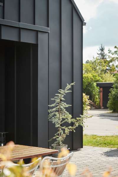 Rød teglstensvilla fra 70’erne ”ompakket” i stålprofiler, Bakkelyparken 37, 8680 Ry